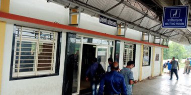 DİSTRİK KATNI, Hindistan - 18 Eylül 2019: Asyalılar tren istasyonundaki birinci sınıf bekleme salonuna giriyorlar.