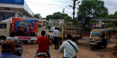 DİSTRİK KATNI, Hindistan - 13 Eylül 2019: Hintli insanlar kırmızı ışıkta durdu.