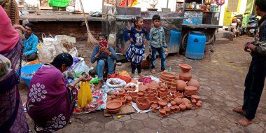 DISTRICT KATNI, INDIA - 14 Ekim 2019: Hint köyü halkı Diwali zamanında toprak lambası satıyor.