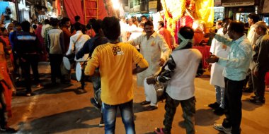 DISTRICT KATNI, INDIA - 08 AĞUSTOS 2019: Hindu dini Vijayadashami Dussehra festivali için müzik çalan Hintliler.