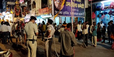 DISTRICT KATNI, INDIA - 08 Ağustos 2019: Hindu dini Vijayadashami Dussehra festivali için şehir pazarındaki geleneksel halk arasında görevli Hint polisi.