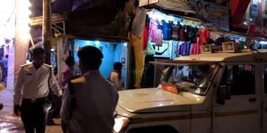 DISTRICT KATNI, INDIA - 08 Ağustos 2019: Hindu dini Vijayadashami Dussehra festivali için şehir pazarındaki geleneksel halk arasında görevli Hintli polis memurları.