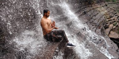 DISTRICT KATNI, INDIA - 06 Ekim 2019: Hintli bir vücut geliştirme fitness eğitmeni Water Hill istasyonunda meditasyon yapıyor..