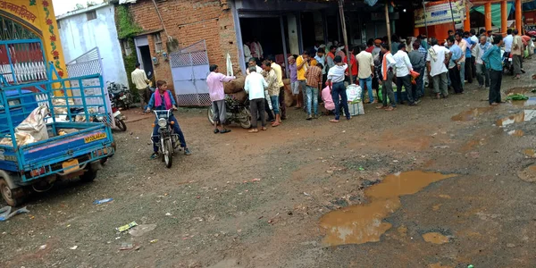 DİSTRİK JABALPUR, Hindistan - 24 AĞUSTOS 2019: Sebze mandisi üzerine Hint halk toplantısı.
