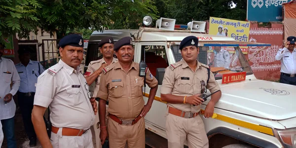 DİSTRİK KATNI, INDIA - 17 Eylül 2019: Hintli polis memurları devriye geziyor.