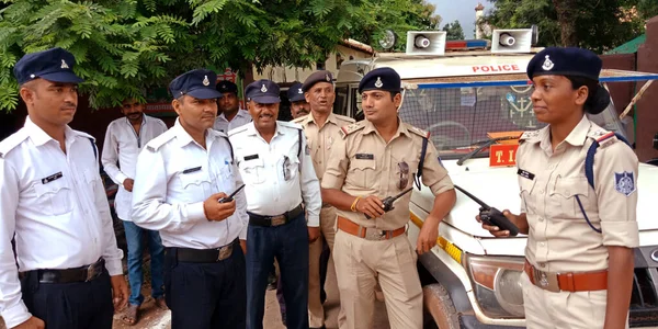 District Katni India Wrzesień 2019 Indyjski Ruch Policjanci Służbie Radiowozem — Zdjęcie stockowe