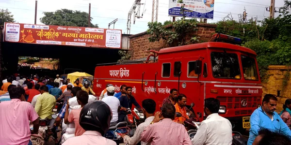 DISTRICT KATNI, INDIA - EYLÜL 06, 2019: Köprünün altındaki trafik sıkışıklığında sıkışan itfaiye ekibi.