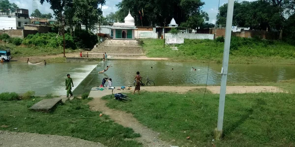 2019年10月14日 インド人がインドのヒンズー教寺院周辺の宗教的な川で入浴 — ストック写真