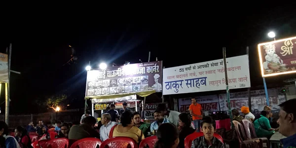 District Katni インド 2019年8月8日 夜の市内市場の屋台でのインドの大衆 — ストック写真