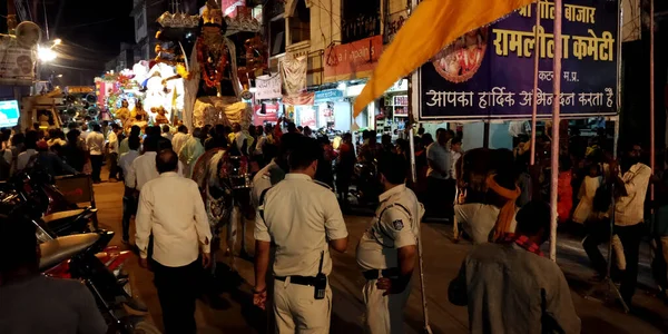 District Katni インド 2019年8月8日 インド警察 宗教的なVijayadashami Dussehra祭りのための市内市場での群衆の間の義務 — ストック写真