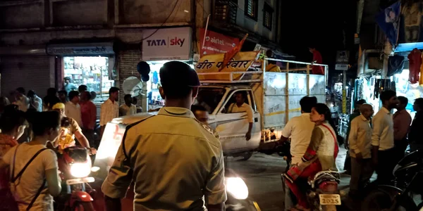 District Katni India Sierpień 2019 Indyjski Policjant Nocnym Targu Miejskim — Zdjęcie stockowe