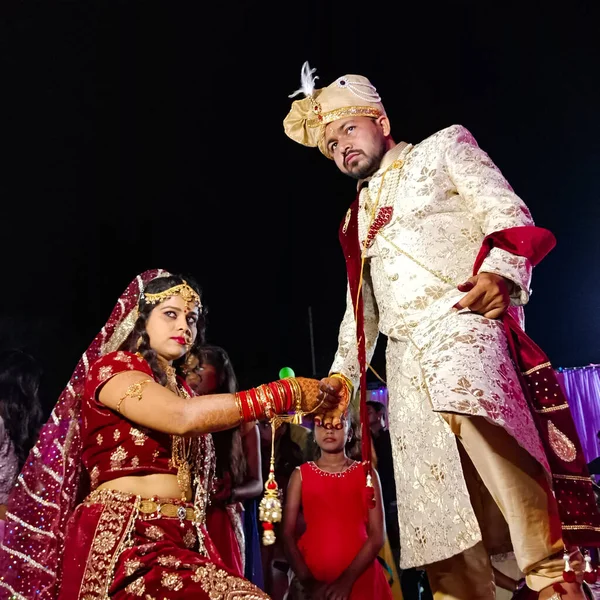 District Katni Índia Maio 2020 Noivo Indiano Segurando Mão Noiva — Fotografia de Stock
