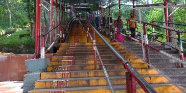 DİSTRİK SATNA, Hindistan - 13 Eylül 2019: Hindu dini Maihar Sharda Mata tapınağının merdivenlerinde kalabalık.