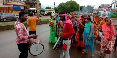 DISTRICT KATNI, INDIA - 12 Eylül 2019: Hintli geleneksel müzisyen Hint dinsel yol gösterisi için Lord Ganesha dalma töreninde davul çalıyor.