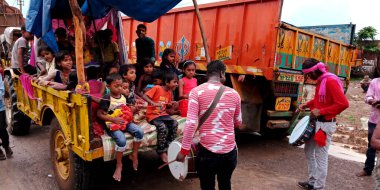 DISTRICT KATNI, INDIA - 12 Eylül 2019: Hint geleneksel bateristi Lord Ganesha daldırma töreninde geleneksel Hint yol gösterisinde orkestra çalıyor.