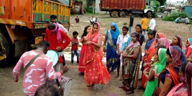 DISTRICT KATNI, INDIA - 12 Eylül 2019: Hindu köyü bayanları, Lord Ganesha 'nın geleneksel yol gösterisi için birlikte dans ediyorlar..
