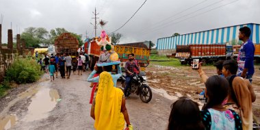 DİSTRİK KATNI, INDIA - 12 Eylül 2019: Hint köylüleri Lord Ganesha 'nın batma töreninde geleneksel Hint yol gösterisine gidiyorlar.