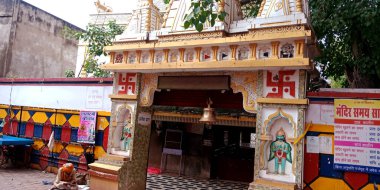 DİSTRİK KATNI, Hindistan - 12 Eylül 2019: Hindu tapınağı girişi Kapıda kimse yok.