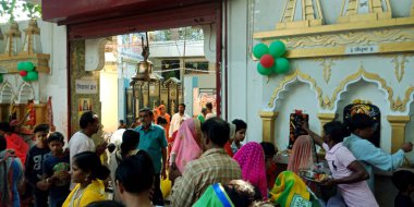 DISTRICT KATNI, INDIA - Ekim 04, 2019: Hintli dindar insanlar Hindu navratri festivali için Lord Durga maa Jalpa tapınağında ibadet ediyorlar.