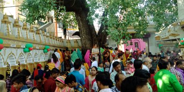 DISTRICT KATNI, INDIA - Ekim 04, 2019: Hintli dindar insanlar Hindu navratri festivali için Lord Durga maa Jalpa Tapınağında toplandılar.