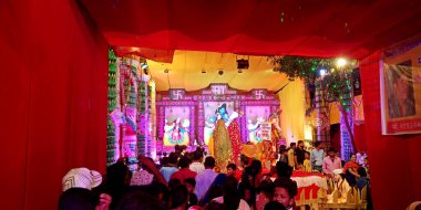 DISTRICT KATNI, INDIA - ECTOBER 04, 2019: Asyalı dindarlar Lord Durga 'daki Hindu navratri festivali için kutsal mekanda toplandılar.