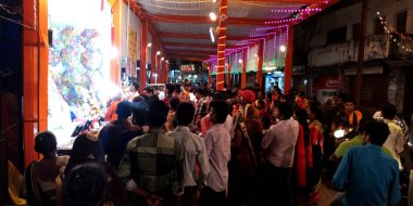 DISTRICT KATNI, INDIA - Ekim 05, 2019: Asyalı dindarlar Lord Durga 'da toplanıyor Hindu navratri festivali için kutsal yer.