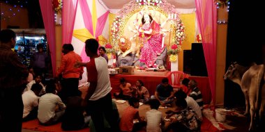 DISTRICT KATNI, INDIA - ECTOBER 05, 2019: Asyalı dindarlar Lord Durga 'daki Hindu navratri festivali için kutsal mekanda toplandılar.