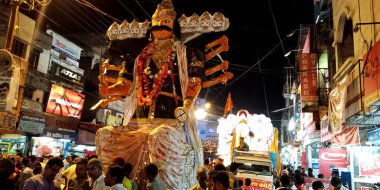 DISTRICT KATNI, INDIA - 08 Ekim 2019: Vijayadashami dussehra etkinlikleri için Hindu dini yol gösterisinde dev Ravana canavar heykeli sunumu.