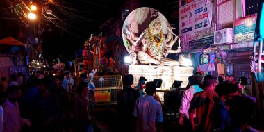 DISTRICT KATNI, INDIA - ECTOBER 08, 2019: Asyalı dindar insanlar, Lord Durga batırma seremonisi için Hindu dini yol gösterisine akın ettiler.