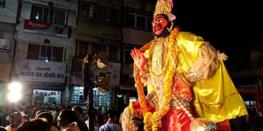 DISTRICT KATNI, INDIA - 08 Ekim 2019: Hintli dindar insanlar Vijayadashami dussehra etkinlikleri için Hindu dini yol gösterisinde Tanrı Hanuman Rath yatra için kalabalık.