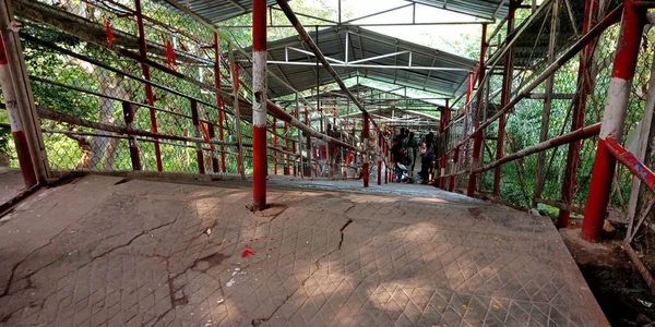 インドのディストリクト サトナ 2019年9月13日 ヒンズー教の宗教で鉄の棒で建てられた階段Mahar Sharda Mata寺院 — ストック写真