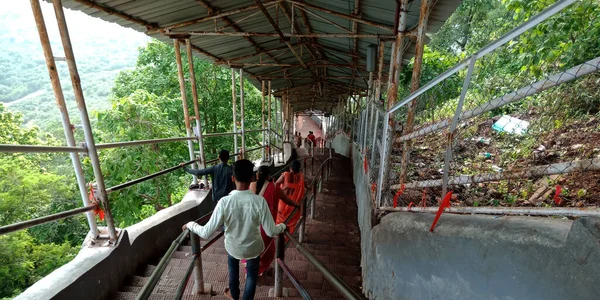 District Satna India 2019年9月13日 インドの村の人々がヒンドゥ教の宗教Mahar Sharda Devi寺院の階段から降りる — ストック写真