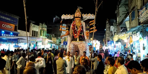 DISTRICT KATNI, INDIA - ECTOBER 08, 2019: Lord Ravana Rath Yatra halkı Vijayadashami dussehra etkinlikleri için Hindu dini yol gösterisinde kalabalık.