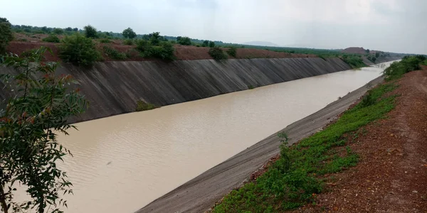 雨季に流れる水の運河 森林地域におけるインド政府の事業の下で行われた — ストック写真