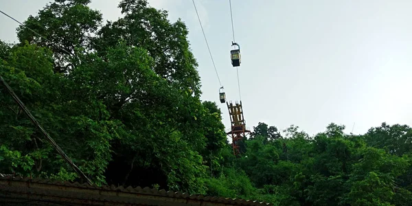 山の中でケーブルカー 出張だ 暑い季節に休みなさい 山へのハイキングや旅行 — ストック写真