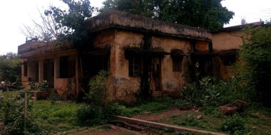 Orman arka planında korku binası inşaatı.