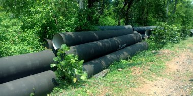 Çamurluk tedariği için yol kenarında tutulan beton borular..