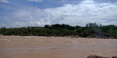 Yağmur mevsiminde sel sırasında akan ağır su nehir resmi.