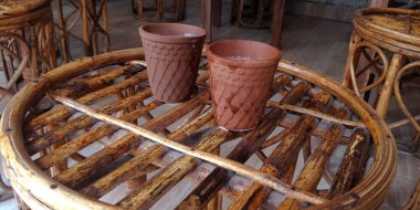 Yerel içecek dükkanındaki ahşap bambu sandalyesinde saklanmış kulhad çayı..