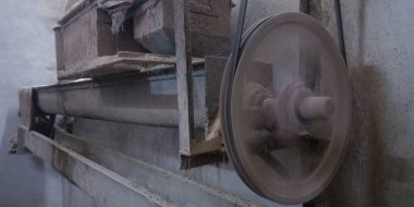 Pirinç değirmeninde ortaya çıkan eski paslı bir makine kemeri aleti..