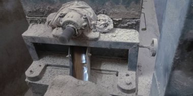 Pirinç değirmenine maruz kalmış eski paslı bir alet..