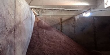 Paslı pirinç, tozlu arka plana maruz kalan filtrelerin ardından stokları soyar..