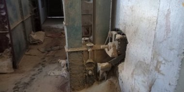 Paslı arka plana maruz kalmış eski bir pirinç değirmeni ekipmanı..