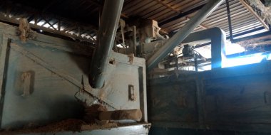 Paslı arka plana maruz kalmış eski bir pirinç değirmeni makinası..