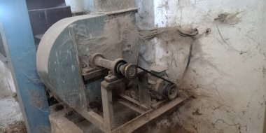 Paslı arka plana maruz bırakılmış eski bir pirinç değirmeni makine kemeri aracı.