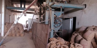 Paslı arka plana maruz kalmış eski bir pirinç değirmeni makine kemeri tekerleği..