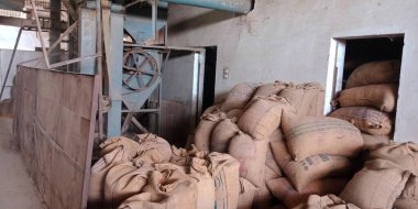 Paslı arka plana maruz bırakılmış eski bir pirinç değirmeni makinası tekerlek kemeri aracı.