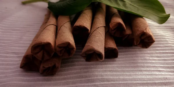 Bidi Dan Rokok Pada Latar Belakang Karung Coklat Pak Rokok — Stok Foto