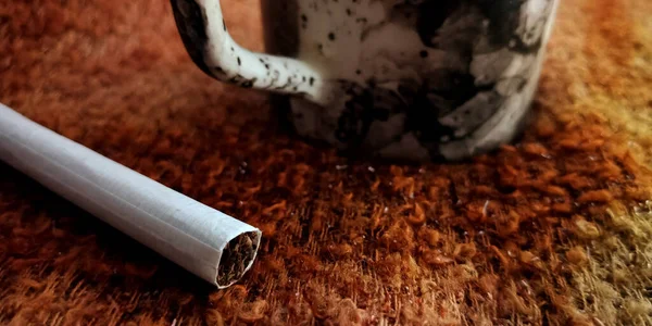 Белая Сигарета Фоне Коричневого Коврика Пачка Сигарет Чашка Чая Крупным — стоковое фото