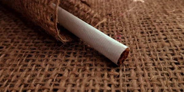 Cigarette Unique Sur Fond Brun Tapis Sac Paquet Cigarettes Gros — Photo